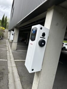Bornes de chargement pour voiture électrique sur un parking